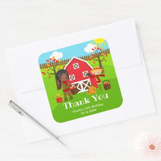 秋の納屋周囲の庭誕生日ダークスキンガールサンキュー スクエアシール (封筒)