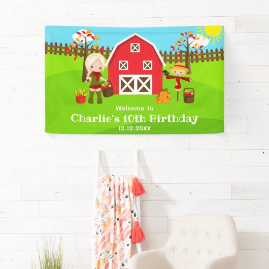 秋の納屋周囲の庭誕生日ブロンドヘアガールウェルカム 横断幕 (インサイチュ)