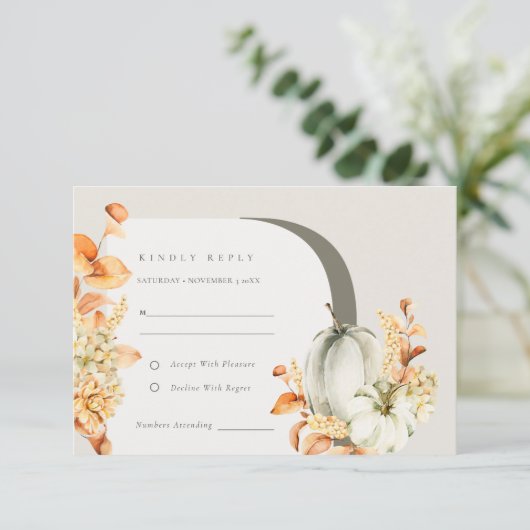 秋の素朴かぼちゃアーチフローラウェディングRSVP エンクロージャーカード (スタンド正面)