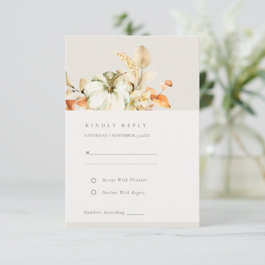 秋の素朴カボチャの葉のフローラ結婚式RSVP エンクロージャーカード (スタンド正面)