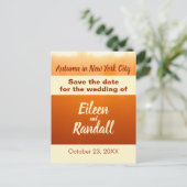 秋の結婚式 紅葉 オレンジ色の Save the Date ポストカード (スタンド正面)