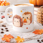 秋の自然の中で仲良しの二匹のハリネズミ コーヒーマグカップ