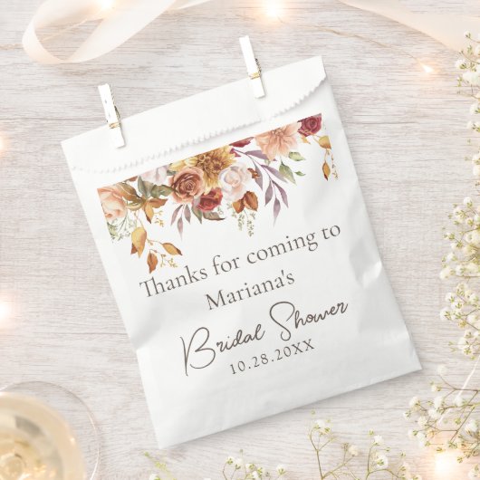秋の花を飾ったブライダルシャワー フェイバーバッグ (クリップ留めされた状態)