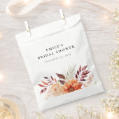 秋の花を飾ったボヘミアンスタイルのブライダルシャワー フェイバーバッグ (クリップ留めされた状態)