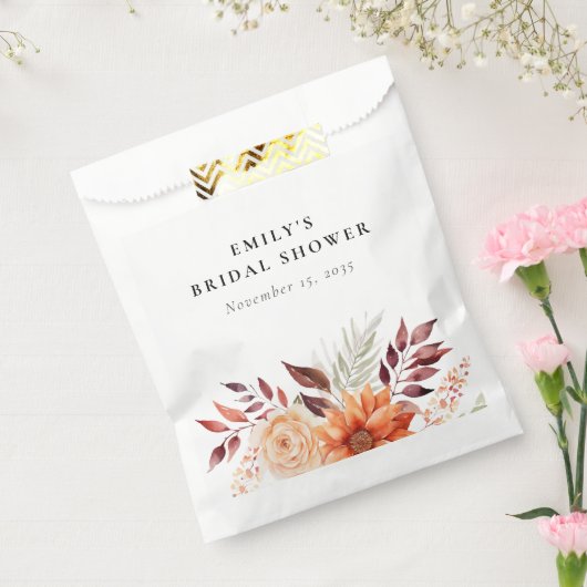 秋の花を飾ったボヘミアンスタイルのブライダルシャワー フェイバーバッグ (封をした状態)