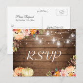 秋の花を飾ったメイソンジャー ライト - ラスティック ウェディングへの返信 インビテーションポストカード (正面/裏面)