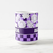 秋の花パーソナライズされた紫チェッカーボード コーヒーマグカップ (中央)