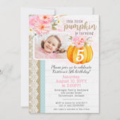 秋の花柄パンプキンの女の子のカスタム誕生日写真 招待状 (正面)