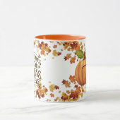 秋の落ち葉とカボチャにモノグラムを入れたカボチャ マグカップ (中央)