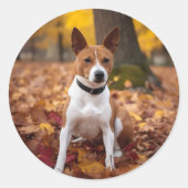 秋の落ち葉にインスパイアされたバセンジー犬 ラウンドシール (正面)