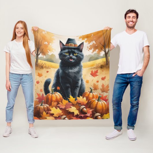 秋の落ち葉の中の黒猫 感謝祭アート フリースブランケット (インサイチュ)