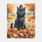 秋の落ち葉の中の黒猫 感謝祭アート フリースブランケット (正面)