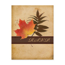 秋の落ち葉を写した古びた紙の返信カード