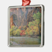 秋の葉がヴァージン川沿いの門口近くにある メタルオーナメント (左)