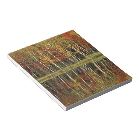 秋の葉と樺の木の反射;ヒアワタ ノートパッド (アングル)