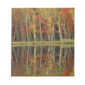 秋の葉と樺の木の反射;ヒアワタ ノートパッド (正面)