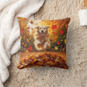 秋の葉積みでジャンプするゴールデンレトリバー クッション (ブランケット)