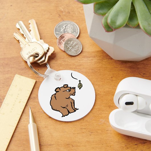 秋の葉落ちるアカグマかわいい野生動物 キーホルダー