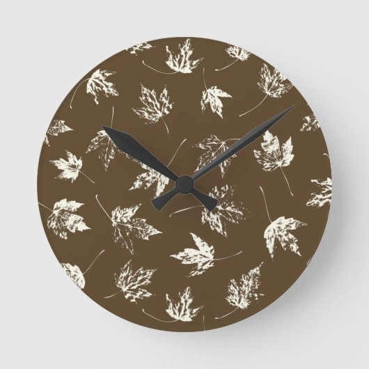 秋の葉Mapleの茶色 – シームレスなパターン。 ラウンド壁時計 (正面)
