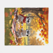 秋の衣装を身に着けた可愛いメルカットをピクニックに フリースブランケット (正面(横))