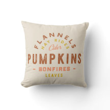 秋の装飾のカボチャ干し草はりんご酒の篝火に乗ります