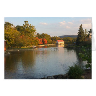 秋の製造所が付いているアヒルの池