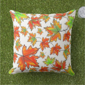 秋の赤い緑の離れオレンジのカエデ離れの アウトドアクッション (芝生)