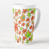 秋の赤い緑の離れオレンジのカエデ離れの カフェラテマグ (右アングル)
