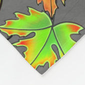 秋の赤い緑の離れオレンジのカエデ離れの フリースブランケット (角)