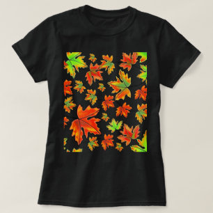 秋の赤い緑の離れオレンジのカエデ離れの Tシャツ