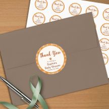 秋の赤ん坊のシャワー、小さなかぼちゃ、格子縞、どんぐり