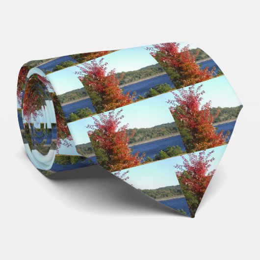 秋の赤カエデ、ブルーマウンテンレイクアロード ネクタイ (ロール)