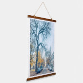 秋の通りトールベイドツリー 吊り下げ型タペストリー (傾斜あり)