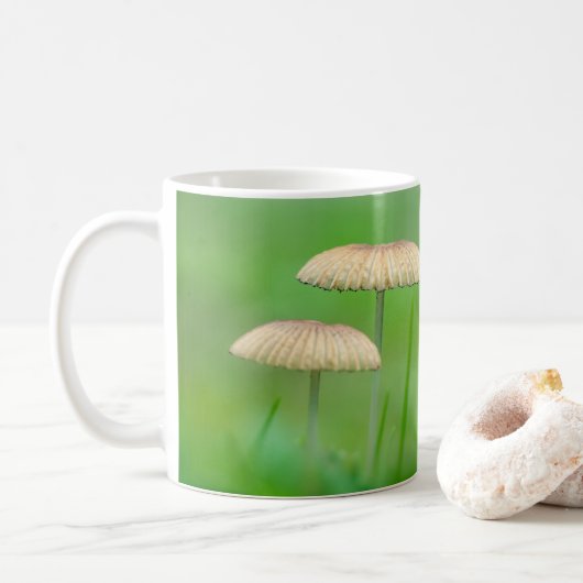 秋の野に咲く三匹の野生のキノコ コーヒーマグカップ (ドーナツ)