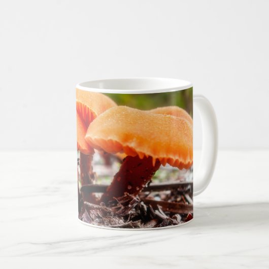 秋の野原で美しい野生のキノコの束 コーヒーマグカップ (正面右)