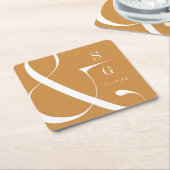 秋の金ゴールドモダンミニマルなカップルのモノグラム スクエアペーパーコースター (アングル)