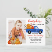秋の青いトラックと写真のカボチャの誕生日 招待状 (スタンド正面)