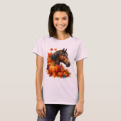秋の馬とカボチャ - あたたかな落ち葉と農場 Tシャツ (正面フル)