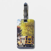 秋の駐車中のスクールバス ラゲッジタグ (裏面縦)