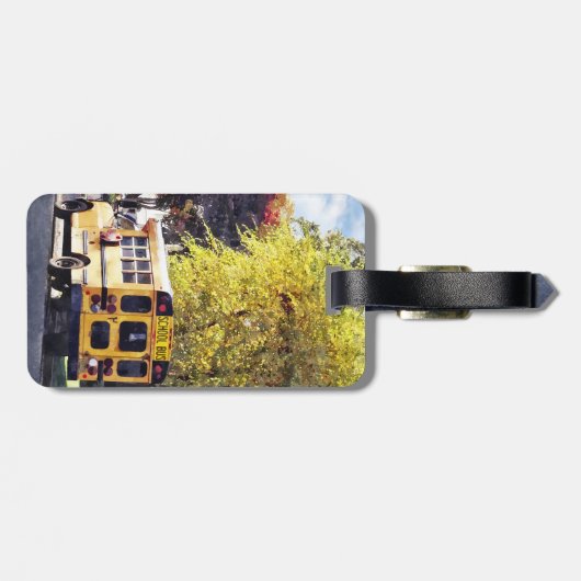 秋の駐車中のスクールバス ラゲッジタグ (裏面横)