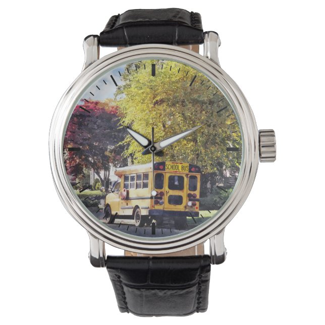 秋の駐車中のスクールバス 腕時計 (正面)