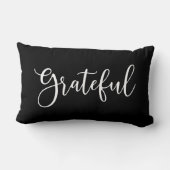秋の黒と白の脚本が感謝の気持ちを表す ランバークッション (裏面)