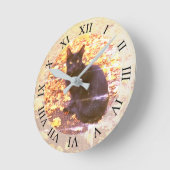 秋の黒猫の写真 ラウンド壁時計 (傾斜)