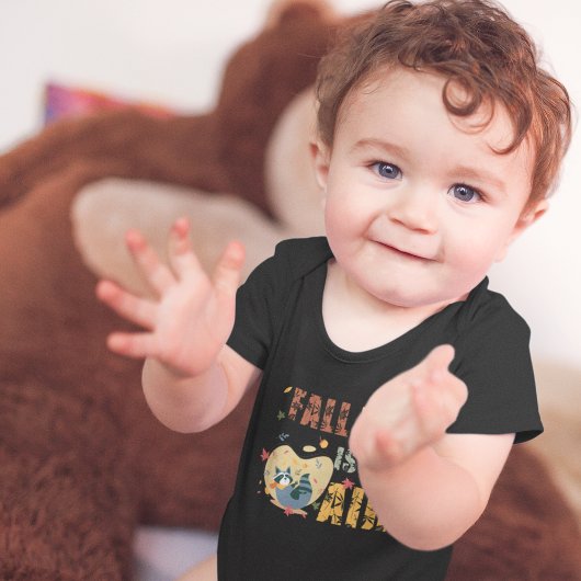 秋は、スイングアライグマベビーボディスーツと空中にある ベビーボディスーツ