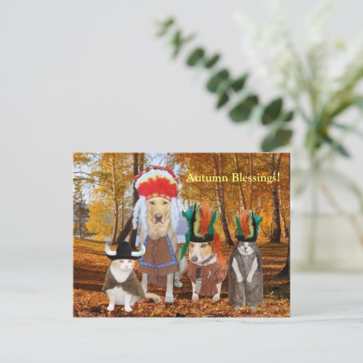 秋または感謝祭のためのおもしろいな猫または犬のインディアン シーズンポストカード (スタンド正面)