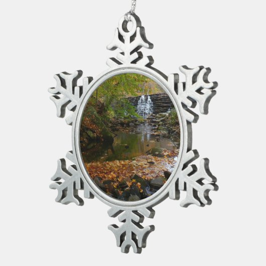 秋ウォーターフォールアンドクリークペンシルバニア自然 スノーフレークピューターオーナメント (右)