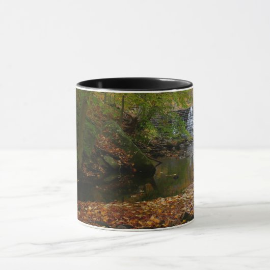 秋ウォーターフォールアンドクリークペンシルバニア自然 マグカップ (中央)