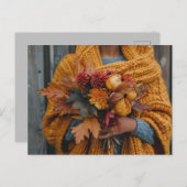 秋グリーティングカードの女性が秋の花を持つ ポストカード (正面/裏面)