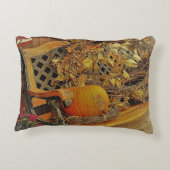 秋シーン – カボチャとビタースウィートつる植物オンベンチ アクセントクッション (裏面)