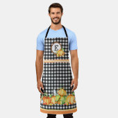 秋パンプキンオンブラックジンガムモノグラムの エプロン (着用した状態)